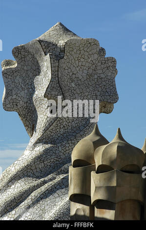 Faccia i camini di forma su Gaudi Casa Pedrera Foto Stock