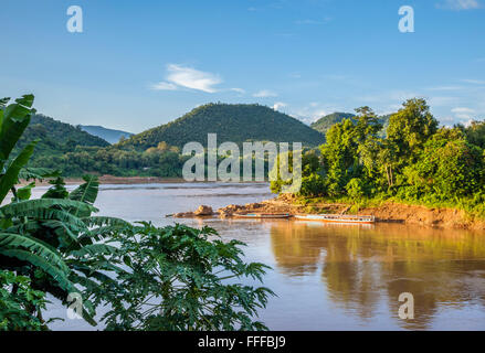 Repubblica democratica popolare del Laos, Laos, alla confluenza del fiume Mekong e del Nam Khan a Luang Prabang Foto Stock