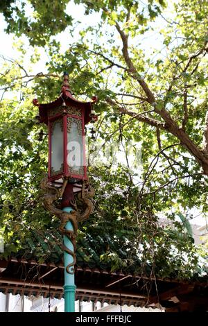 Lampada di strada al di fuori del punto di riferimento del drago ingresso Gate in San Francisco Chinatown. Foto Stock