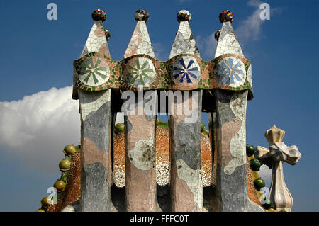 Artistico a forma di drago del tetto della Casa Batlo Foto Stock