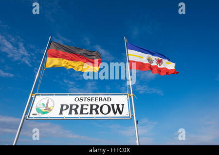 Bandiera della Germania e Meclemburgo-Pomerania bandiera di stato sul molo, Mar Baltico, Prerow, Darß, Fischland-Darß-Zingst Foto Stock