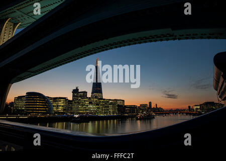 La città di Londra e il palazzo di Shard di notte Foto Stock