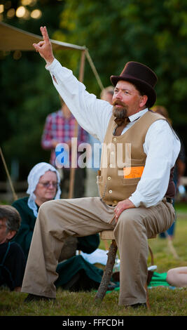 Il baseball reenactors ricreare un vecchio, giro del xx secolo di baseball gioco a Fort Vancouver, Washington Foto Stock