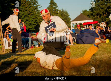 Il baseball reenactors ricreare un vecchio, giro del xx secolo di baseball gioco a Fort Vancouver, Washington Foto Stock