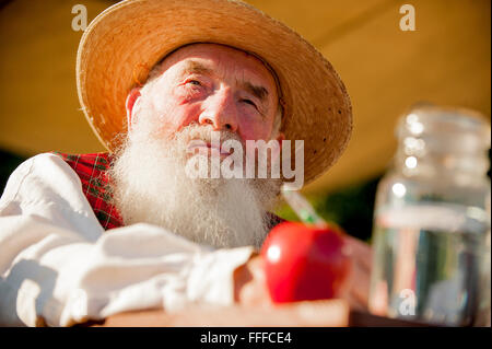 Il baseball reenactors ricreare un vecchio, giro del xx secolo di baseball gioco a Fort Vancouver, Washington Foto Stock