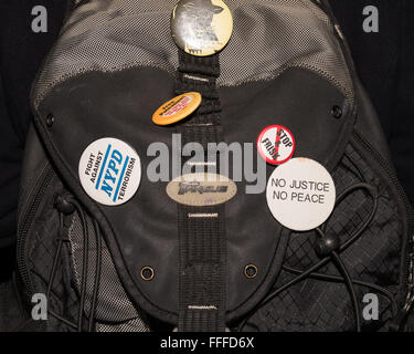 New York, Stati Uniti. 12 Feb, 2016. Il giorno seguente la convinzione omicidio colposo di NYPD officer Peter Liang dai re County corte suprema per le riprese di Akai Gurley in un pubblico di NYC struttura alloggiativa scale, gli attivisti si sono stretti al di fuori della sede di NYPD a uno di polizia Plaza a Manhattan per festeggiare il verdetto e la richiesta di giustizia per le altre vittime di presunta polizia brutalità. Credito: Albin Lohr-Jones/Pacific Press/Alamy Live News Foto Stock