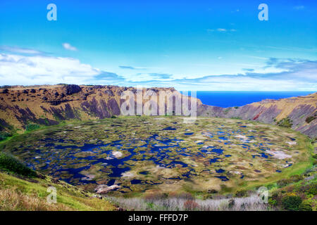 Cratere di vulcano Rano Raraku , l'isola di pasqua, Rapa Nui Foto Stock