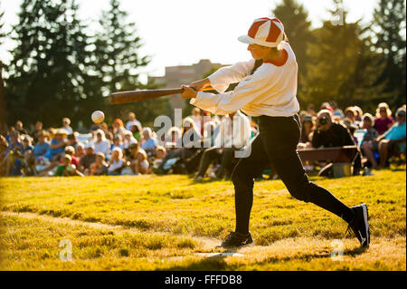 Il baseball reenactors ricreare un vecchio, giro del xx secolo di baseball gioco a Fort Vancouver, Washington Foto Stock
