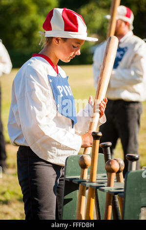 Il baseball reenactors ricreare un vecchio, giro del xx secolo di baseball gioco a Fort Vancouver, Washington Foto Stock