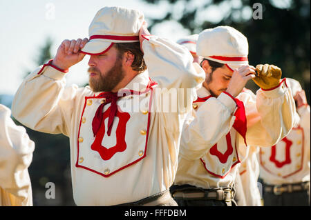 Il baseball reenactors ricreare un vecchio, giro del xx secolo di baseball gioco a Fort Vancouver, Washington Foto Stock