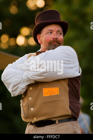 Il baseball reenactors ricreare un vecchio, giro del xx secolo di baseball gioco a Fort Vancouver, Washington Foto Stock