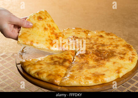 Georgian khachapuri megruli con formaggio Foto Stock