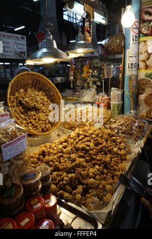 Stallo del mercato in Chiang Mai vendere khaep mu, Thailandia del Nord croccante di cotenne di maiale Foto Stock