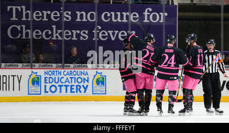 La Checkers celebrare un obiettivo durante il gioco di AHL tra il San Diego Gabbiani e il Charlotte Checkers Venerdì 12 Febbraio, 2016 a Bojangles Coliseum, in Charlotte, NC. Giacobbe Kupferman/CSM Foto Stock