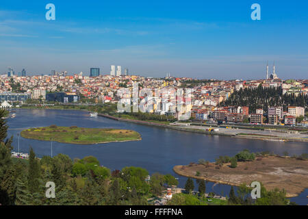 Vista del Golden Horn da Pierre Loti Cafe, Eyup, Istanbul, Turchia Foto Stock