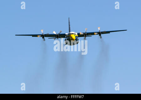 Fat Albert, la USMC C-130 Hercules sostegno aeromobili per il Blue Angels si avvicina a testa alta. Foto Stock