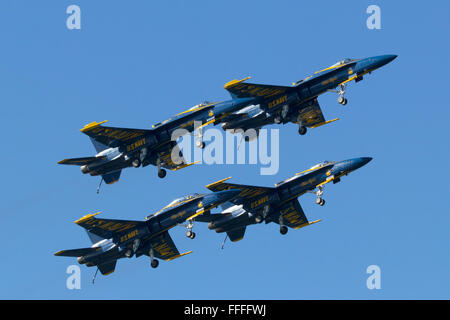 Blue Angels aeromobile eseguire la formazione di sporco passare come parte della loro dimostrazione di volo sopra la baia di San Francisco. Foto Stock