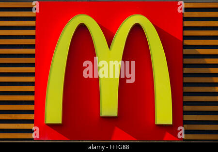 Classic McDonald's sign. McDonalds è il più grande del mondo di catena di hamburger ristoranti fast food, servendo circa Foto Stock