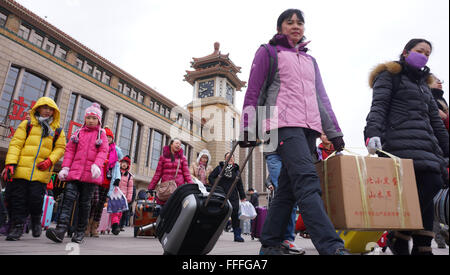 Pechino, Cina. Xiii Febbraio, 2016. Passeggeri a piedi al di fuori della stazione ferroviaria di Pechino a Pechino in Cina, Feb 13, 2016. Come la nazionale Festival di Primavera di vacanza arriva alla fine, il numero di passeggeri nelle stazioni ferroviarie sorge come popolo gregge Torna alla città in cui essi lavorano. Credito: Li Xin/Xinhua/Alamy Live News Foto Stock