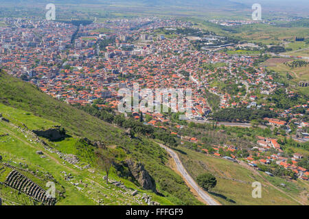 Paesaggio urbano dalla collina, Pergamon, Bergama, provincia di Izmir, Turchia Foto Stock