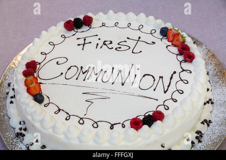 Torta e decorazioni per la celebrazione della Prima Comunione Foto stock -  Alamy