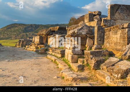 Necropoli e resti di antiche Hierapolis, Pamukkale, Denizli Provincia, Turchia Foto Stock