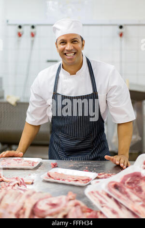 Bel uomo di mezza età che lavorano in macelleria-shop Foto Stock