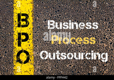 Concetto di immagine del Business acronimo BPO Business Process Outsourcing scritto oltre la segnaletica stradale vernice gialla linea Foto Stock