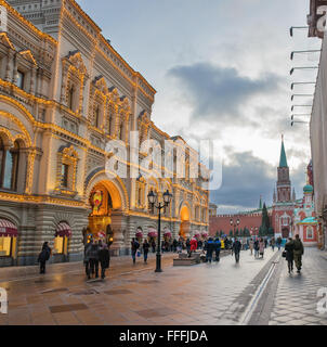 Gomma, decorazione e illuminazione per il Nuovo Anno e vacanze di Natale di notte a Mosca, Russia Foto Stock