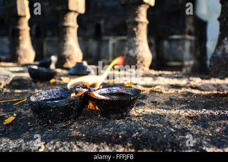 Argilla tradizionali lampade accese presso il tempio buddista in Sri Lanka Foto Stock