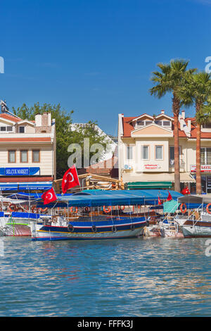 Barche sul fiume Dalyan, Provincia di Mugla, Turchia Foto Stock