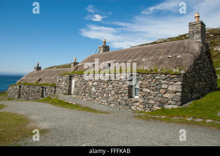 Case tradizionali in un highland scozzesi. villaggio gearrannan ristrutturato case nero, isola di Lewis, Ebridi Esterne. Foto Stock