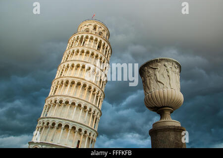 Vista della Torre di Pisa dal di sotto e drammatico cielo cloud in background a causa di un temporale in avvicinamento. Foto Stock