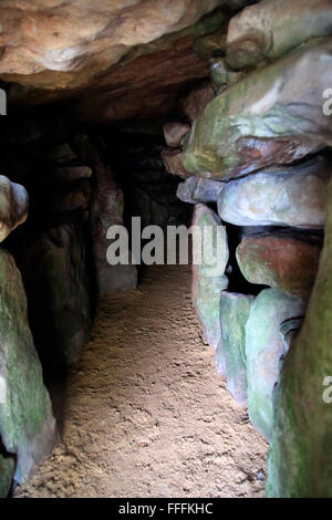 Guardando all'interno della camera principale di West Kennet neolitico long barrow chambered tomba, Wiltshire, Inghilterra, Regno Unito Foto Stock