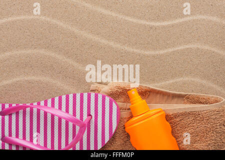 Accessori per la spiaggia sdraiato sulla spiaggia di sabbia, con posto per il testo Foto Stock
