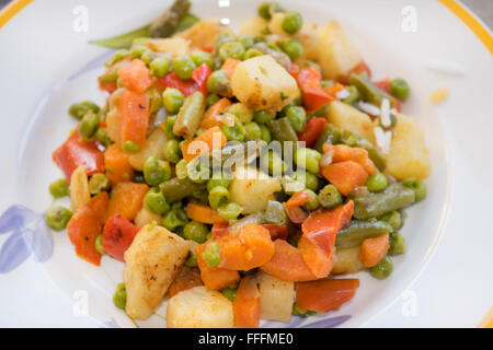 Stir-fried varietà di verdure cotte in stile orientale con salsa di soia Foto Stock