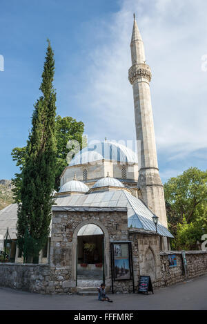 Karagoz Bey moschea (Karadozbegova dzamija) a bretella Fejica strada pedonale nella città di Mostar, Bosnia Erzegovina Foto Stock