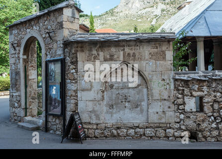 Gate di Karagoz Bey moschea (Karadozbegova dzamija) a bretella Fejica strada pedonale nella città di Mostar, Bosnia Erzegovina Foto Stock