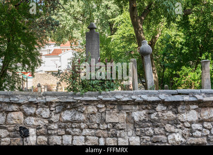 Cimitero di Karagoz Bey moschea (Karadozbegova dzamija) a bretella Fejica strada pedonale nella città di Mostar, Bosnia Erzegovina Foto Stock