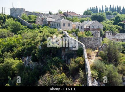 Mura fortificate della cittadella medioevale costruito da Re Tvrtko I della Bosnia nel 1383 nel villaggio di Pocitelj, Bosnia Erzegovina Foto Stock