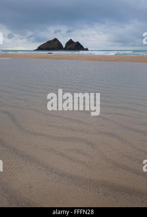 Bassa marea a Holywell Bay Foto Stock