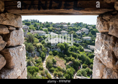 Vista aerea dalla cittadella medievale costruito da re Stefano Tvrtko I della Bosnia nel 1383 nel villaggio di Pocitelj, Bosnia Erzegovina Foto Stock