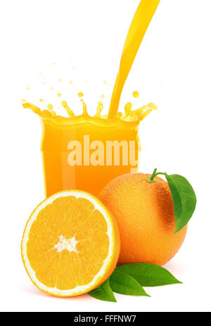 Succo di arancia versando in un bicchiere con splash, isolato su uno sfondo bianco, percorso di clipping incluso. Foto Stock