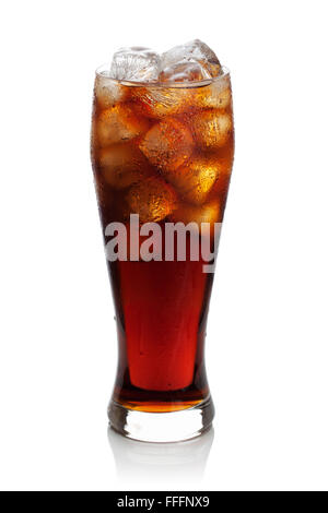 Cola con cubetti di ghiaccio nel bicchiere, isolata su uno sfondo bianco, percorso di clipping incluso. Foto Stock