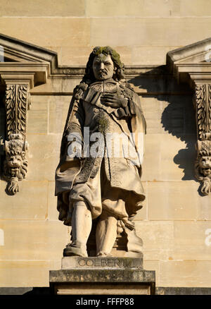 Una statua di Jean-Baptiste Colbert al Louvre Foto Stock