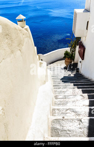 Strette scale ripide in Santorini (Oia), Grecia Foto Stock