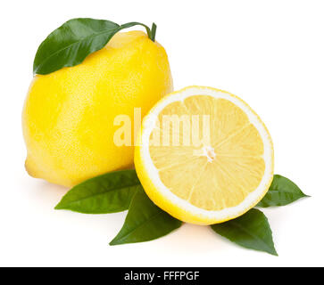 Limoni freschi con foglie isolate su uno sfondo bianco, percorso di clipping incluso. Foto Stock