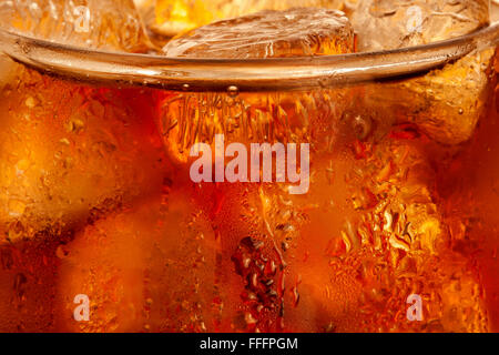 Primo piano della cola con cubetti di ghiaccio nel bicchiere. Foto Stock