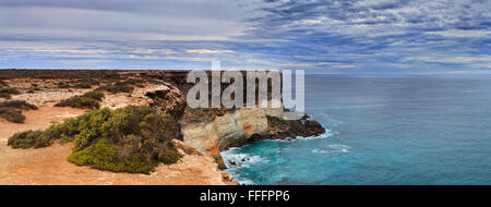 Folte e aspra costa del Sud Australia come si vede dal Nullarbor geologiche pianura calcare lookout verso Great Australian Foto Stock