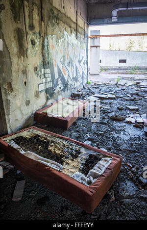 Interno di abbandonato Kupari Hotel in Kupari, complesso turistico distrutti durante la guerra croato di Indipendenza (1991-1995) Foto Stock